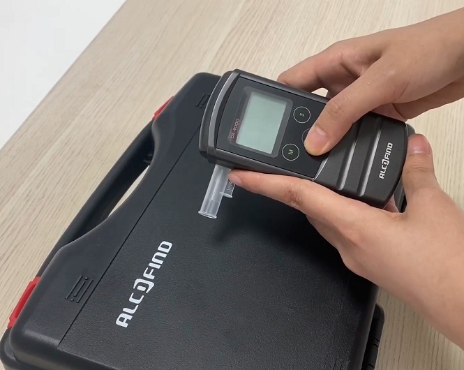 Bấm và giữ nút nguồn khoảng 1 giây để khởi động
