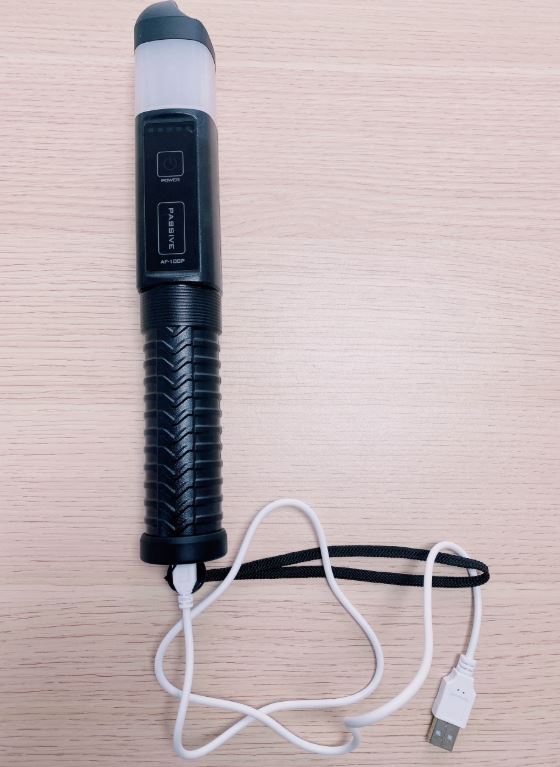 Cắm máy với dây cáp USB đi kèm thiết bị